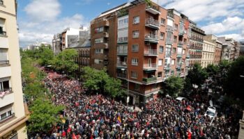 Rassemblement de milliers de socialistes espagnols implorant Pedro Sanchez de ne pas démissionner