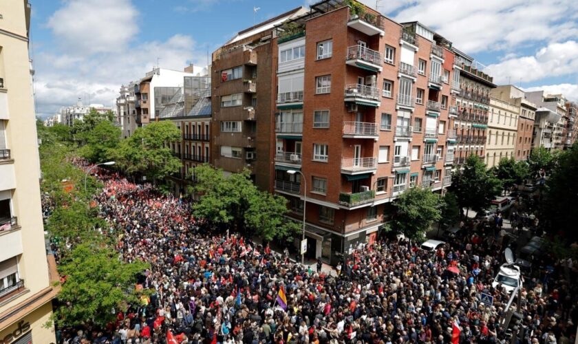 Rassemblement de milliers de socialistes espagnols implorant Pedro Sanchez de ne pas démissionner