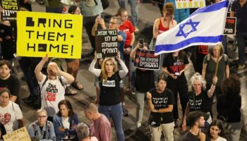 Des proches et des sympathisants des otages faits prisonniers lors de l'attaque du 7 octobre appellent à la libération des otages lors d'une manifestation à Tel Aviv, le 27 avril 2024
