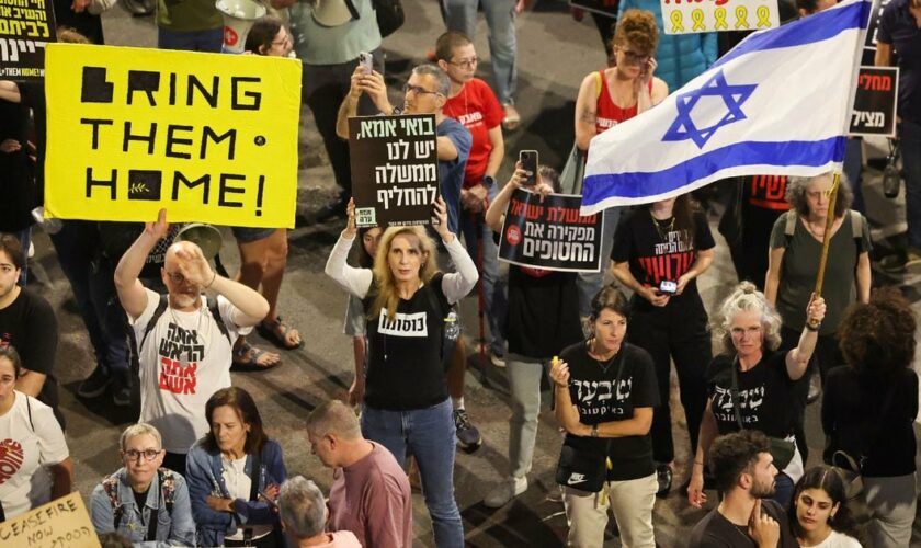 Des proches et des sympathisants des otages faits prisonniers lors de l'attaque du 7 octobre appellent à la libération des otages lors d'une manifestation à Tel Aviv, le 27 avril 2024