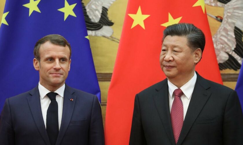Le président français Emmanuel Macron (g) et son homologue chinois Xi Jinping, le 6 novembre 2019 à Pékin