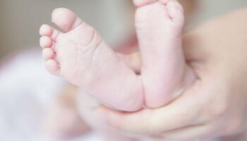 Les pieds d'un nouveau-né.