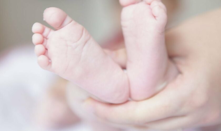 Les pieds d'un nouveau-né.