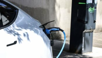 L'Etat a décidé de mettre fin à l'édition 2024 du "leasing social", dispositif permettant aux moins aisés d'accéder à une voiture électrique pour 100 euros par mois