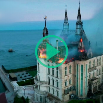 En Ukraine, un château digne d’Harry Potter en proie aux flammes après une frappe russe