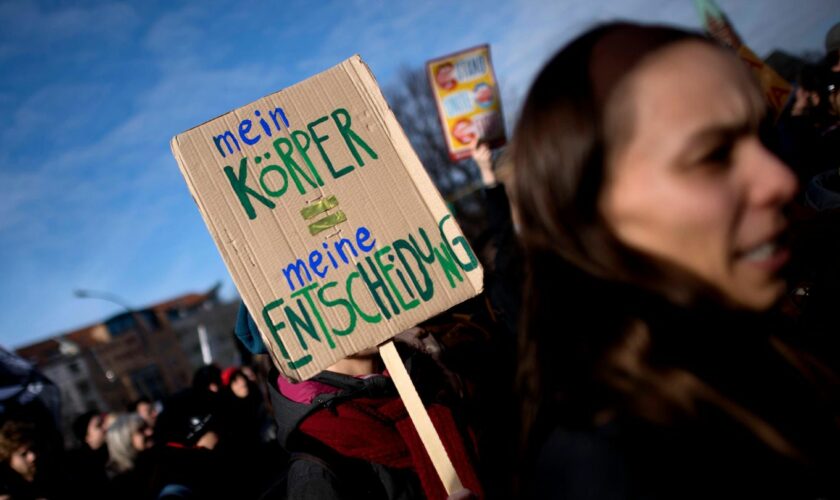 Demonstranten mit dem Schild: "Mein Körper - meine Entscheidung".