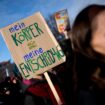 Demonstranten mit dem Schild: "Mein Körper - meine Entscheidung".