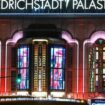 Der Friedrichstadt-Palast ist während der Premiere der Grand Show "Falling - In Love" festlich beleuchtet. Foto: Jens Kalaene/dp