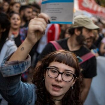 Zahlreiche Menschen forderten finanzielle Unterstützung für staatliche Hochschulen und Universitäten in Argentinien. Foto: Crist