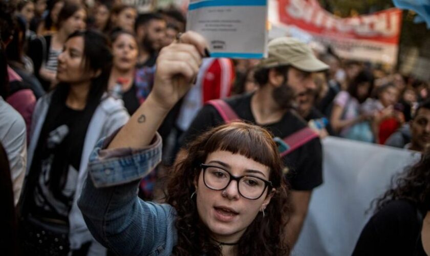 Zahlreiche Menschen forderten finanzielle Unterstützung für staatliche Hochschulen und Universitäten in Argentinien. Foto: Crist