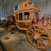 Carrosses rutilants, « char funèbre » de Louis XVIII… à Versailles, visitez le salon de l’auto du XIXe siècle