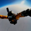 De la stratosphère au Pôle Nord... Les images vertigineuses du record du monde de saut en parachute