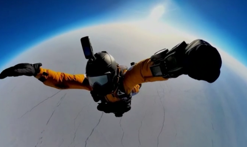 De la stratosphère au Pôle Nord... Les images vertigineuses du record du monde de saut en parachute