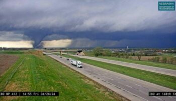 Tornado in Nebraska aufgezeichnet von einer Verkehrskamera