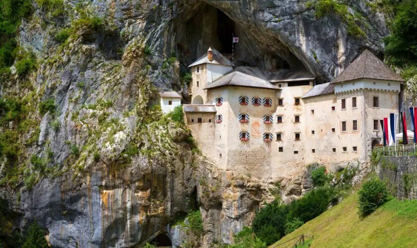 El castillo más grande del mundo construido en la entrada de una cueva