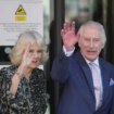 El rey Carlos III reaparece en público visitando un centro de tratamiento de cáncer