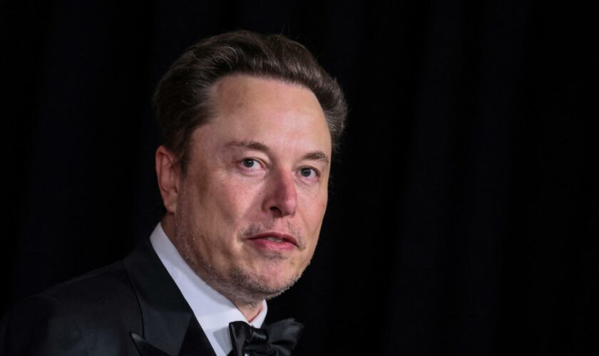 Elon Musk défend la présence sur X de vidéos de l’attaque au couteau de Sydney