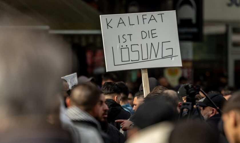 Extremismusforscher Mansour: „Islamisten rekrutieren nicht mehr in Hinterhofmoscheen“