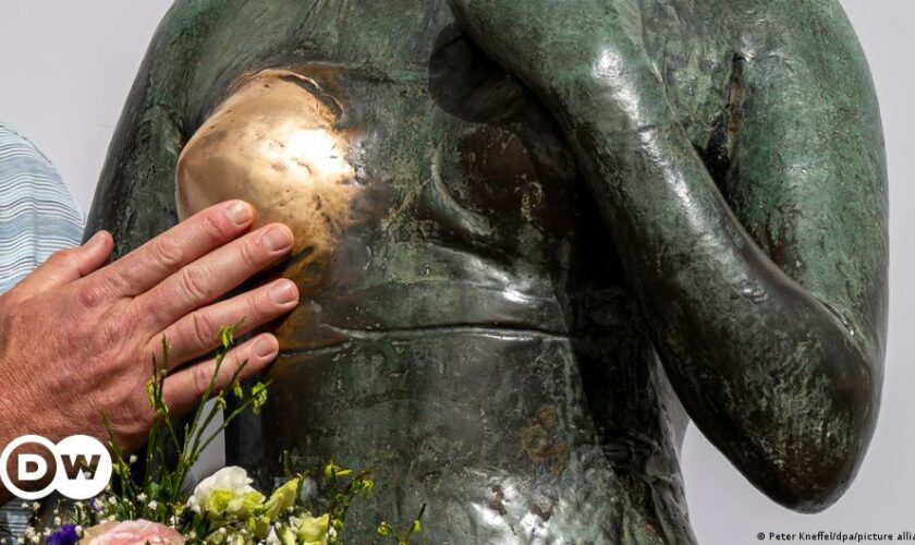 Germany: 'Groped' female statues highlight sexual harassment