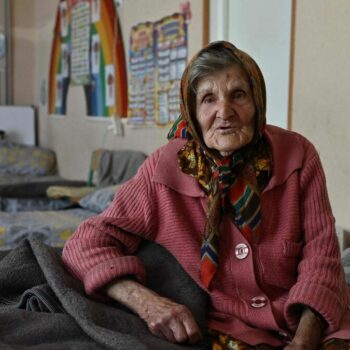 Guerre en Ukraine : la marche épuisante de Lidia, 97 ans, pour fuir son village bombardé