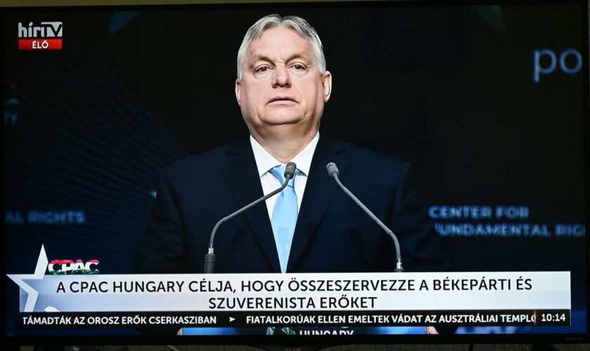 Hongrie: Viktor Orban réunit les adeptes de Donald Trump en espérant sa réélection