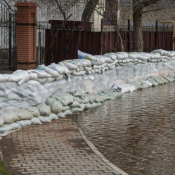 Inondations à Dubaï : Le Pas-de-Calais lance une collecte de sacs de sable pour aider les influenceurs français