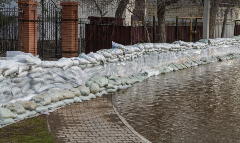Inondations à Dubaï : Le Pas-de-Calais lance une collecte de sacs de sable pour aider les influenceurs français