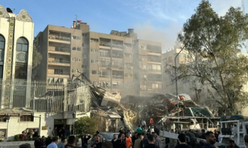 Rettungs- und Sicherheitskräfte am Ort des Raketenangriffs in Damaskus