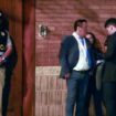 Polizisten und Staatsanwälte vor dem Haus der peruanischen Präsidentin Boluarte während einer Hausdurchsuchung, bei der Rolex-Uh