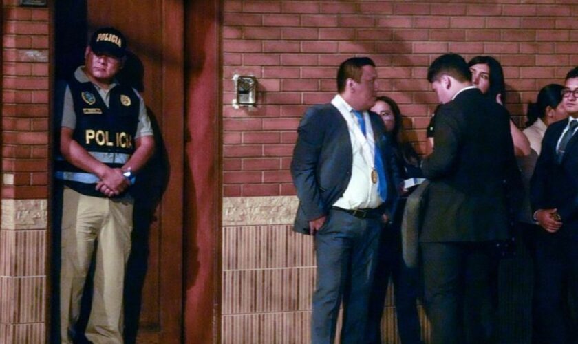 Polizisten und Staatsanwälte vor dem Haus der peruanischen Präsidentin Boluarte während einer Hausdurchsuchung, bei der Rolex-Uh