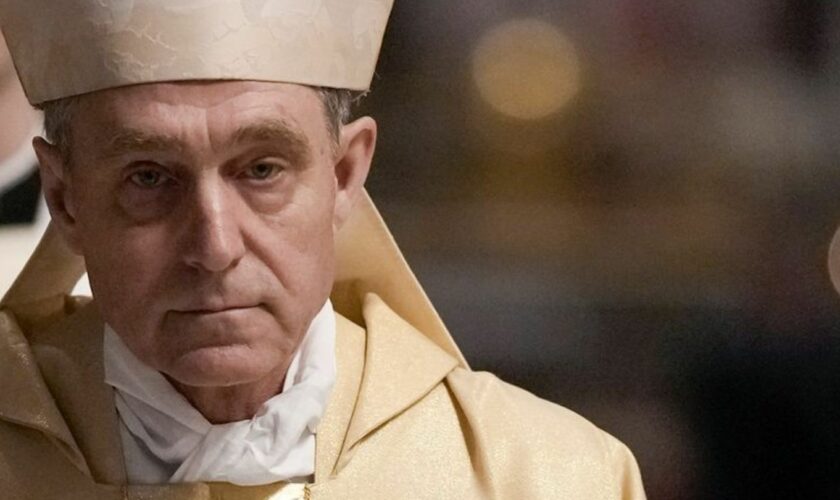 Der Sekretär des ehemaligen Papstes Benedikt XVI., Erzbischof Georg Gänswein, hält eine Messe zum einjährigen Todestag von Papst