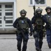 Bewaffnete Polizisten gehen in der Nähe der Viertola-Schule. Bei dem Vorfall an einer Grundschule in der finnischen Stadt Vantaa