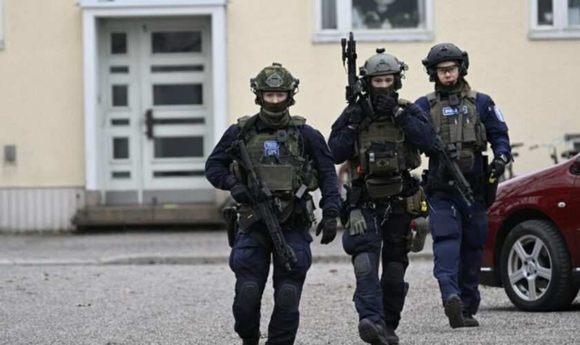 Bewaffnete Polizisten gehen in der Nähe der Viertola-Schule. Bei dem Vorfall an einer Grundschule in der finnischen Stadt Vantaa