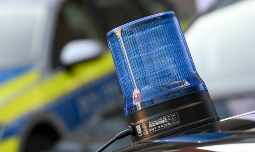 Ein Blaulicht ist auf dem Dach eines Einsatzfahrzeuges der Polizei zu sehen. Foto: Hendrik Schmidt/dpa-Zentralbild/dpa/Symbolbil