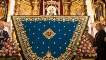 La Hiniesta estrena nuevo manto bordado por el 50 aniversario de la coronación