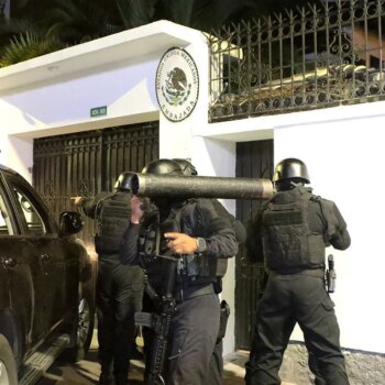 La Policía de Ecuador irrumpe en la Embajada de México en Quito y captura al ex vicepresidente Jorge Glas