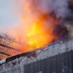 La antigua bolsa de Copenhague, devorada por las llamas de un incendio que ha derrumbado parte del techo y de la aguja de su torre