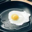 Lifehack: Eier aufschlagen: Mit diesem Trick landet kein Stück Schale im Gericht