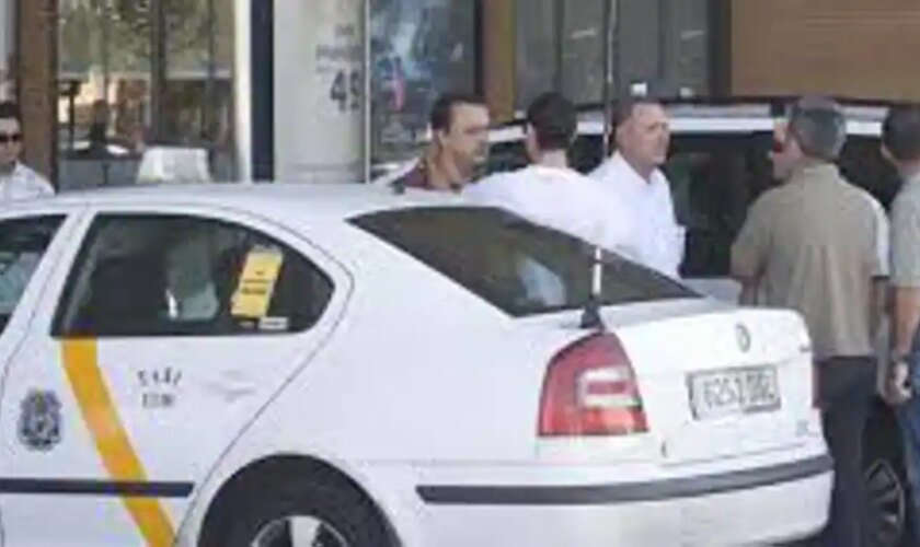 Los ayuntamientos andaluces deberán llevar el registro de licencias de los taxis en colaboración con la Junta