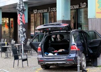 Magdeburg: Auto landet auf Caféterrasse – zwei Fußgänger schwer verletzt