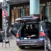 Magdeburg: Auto landet auf Caféterrasse – zwei Fußgänger schwer verletzt