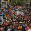 Miles de manifestantes en Barcelona y cientos de personas con una cadena humana en Madrid protestan contra la privatización de la Sanidad