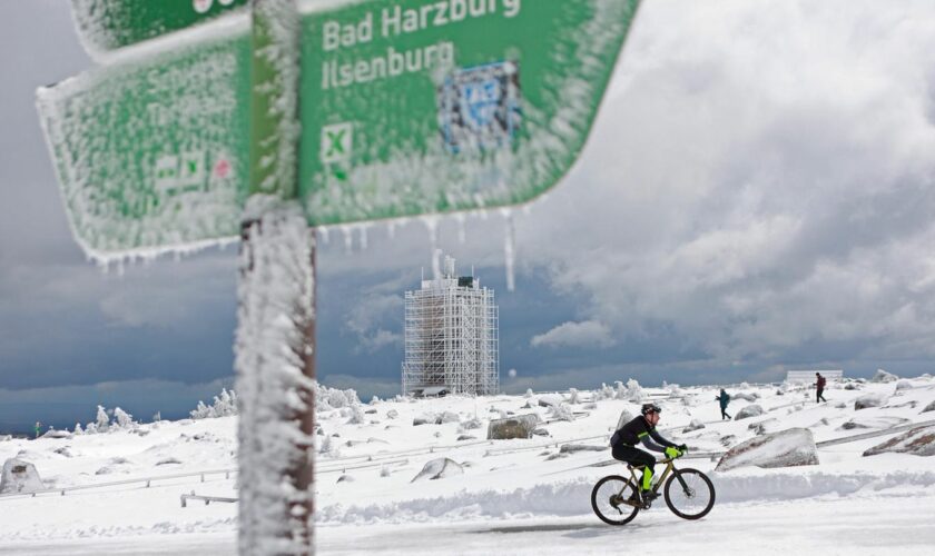Hartgesotten: Ein Radfahrer fährt am Samstag auf den Brocken im Harz. Nicht nur auf dem höchsten Berg Norddeutschlands gab es am Wochenende einen Wintereinbruch. Vielerorts kam es zu Glatteis und Unfällen.