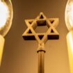 Ein siebenarmiger Leuchter (Menora) mit einem Davidstern in einer Synagoge. Foto: David Inderlied/dpa/Symbolbild