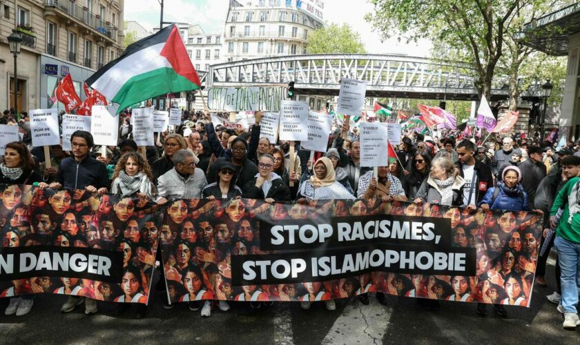 Paris : la marche contre le racisme et l’islamophobie, que la préfecture voulait interdire, s’élance de Barbès