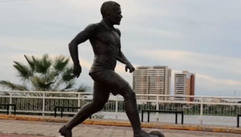 Retiran la estatua de Dani Alves de su ciudad natal