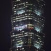 Taipei 101, el rascacielos que bate récords y que se salvó del terremoto de Taiwán por una maxi esfera en el piso 92