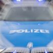 Ein Streifenwagen der Polizei mit eingeschaltetem Blaulicht. Foto: Daniel Karmann/dpa/Symbolbild