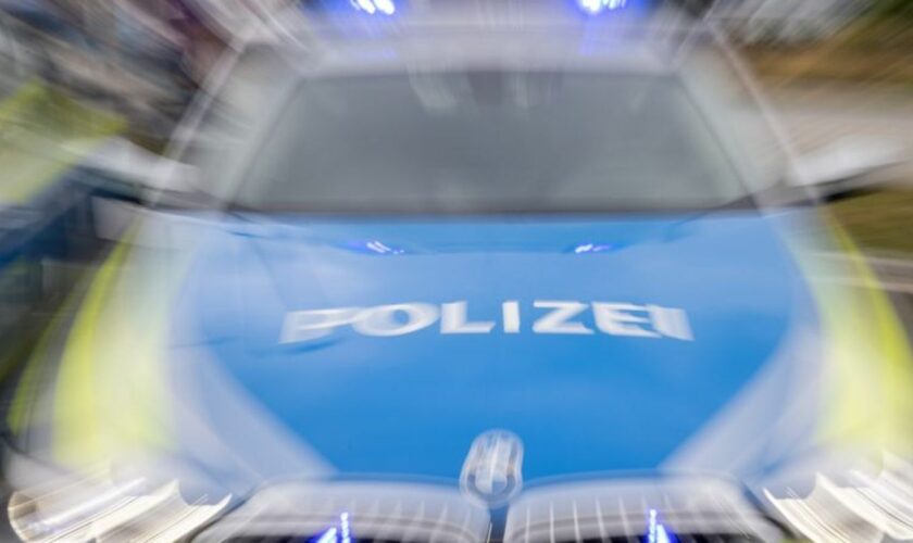 Ein Streifenwagen der Polizei mit eingeschaltetem Blaulicht. Foto: Daniel Karmann/dpa/Symbolbild