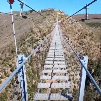 Touristenattraktion in Italien: Europas höchste tibetische Hängebrücke: 1000 Stufen in schwindelerregender Höhe
